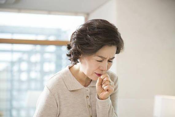 久咳不愈要当心，有3个细节，或是肺癌的苗头，别到咳血才就医