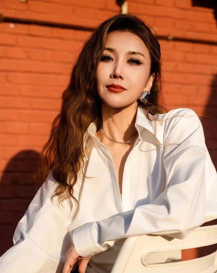 歌手王蓉回应再次走红：通告比以前多很多，站在新的舞台上“激动到两腿发抖”