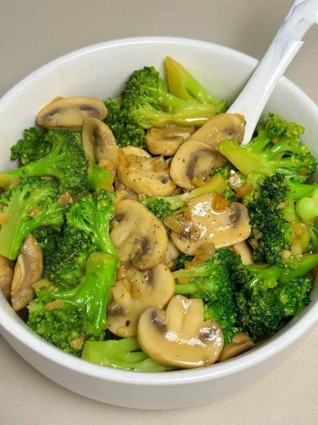 年龄越大越要多吃菜？医生建议：尤其这几种菜，常吃对心脏好处多