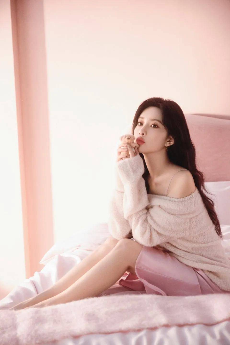 孟子义首次拍摄性感写真，颜值身材绝美，这才是新晋小花的实力