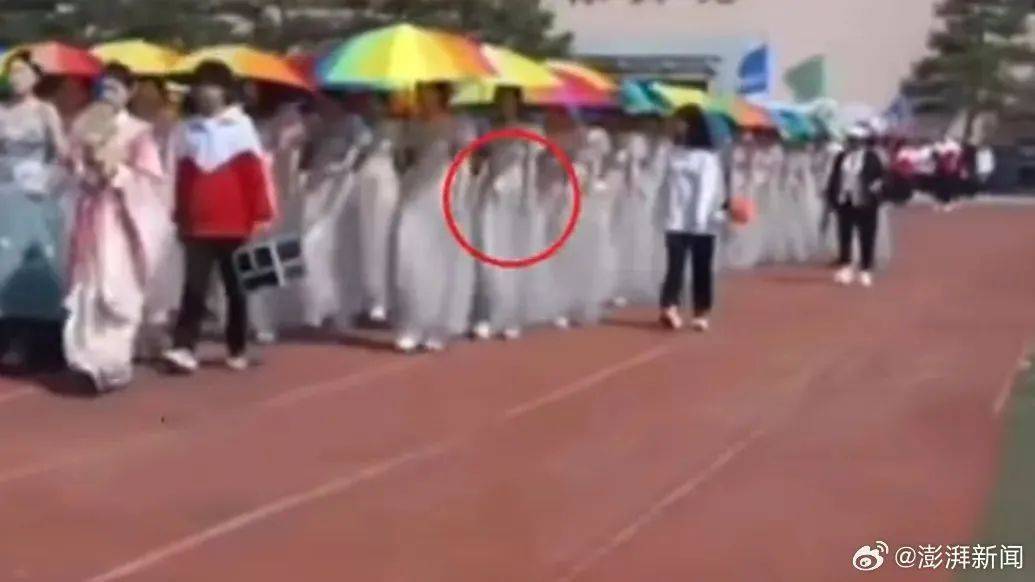 “学生组团退60件演出服”，校方回应