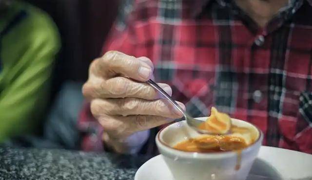 喝汤可能影响寿命！医生再次提醒：60岁后，喝汤牢记“3不喝”