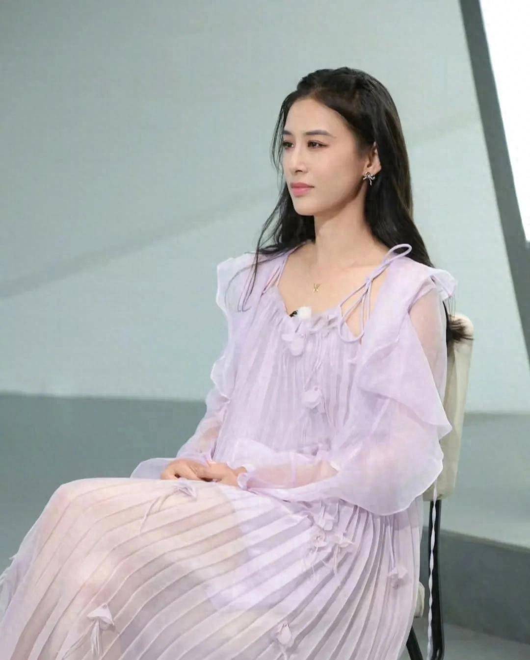 原创            黄圣依综艺沉默引热议，背后隐藏深思，给所有女人的警示与提醒