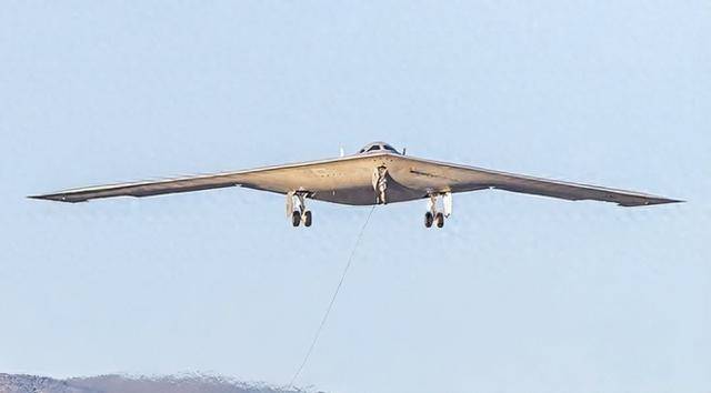 解放军杀手锏可直逼关岛，美媒：B21还未实战就有了天敌