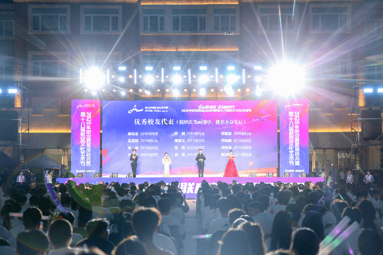 航空礼仪秀、肌肉秀、旗袍秀…… 海联学子上演海联特色航空文化艺术节