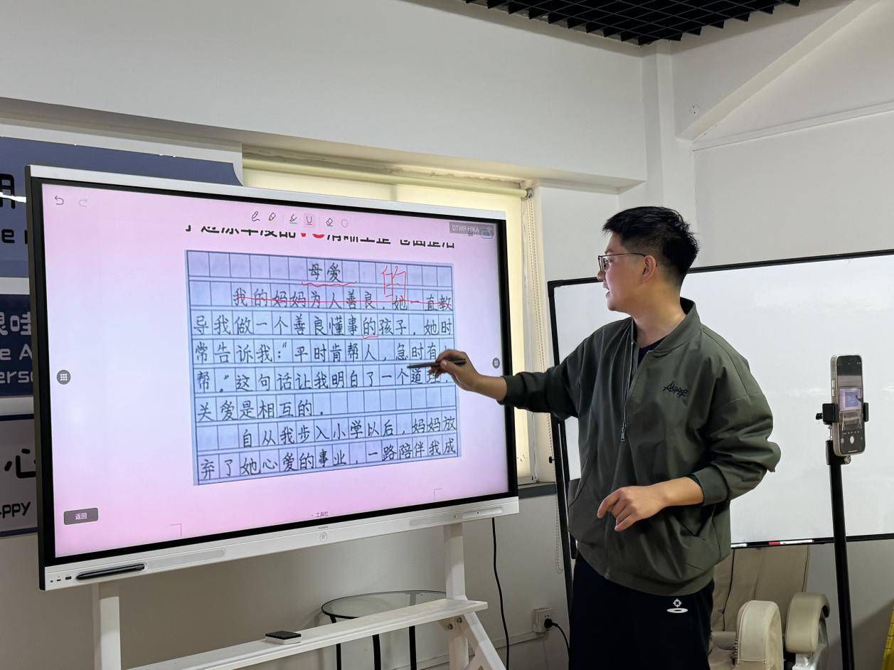 天津美术学院“云端书法课堂”助力新疆策勒中小学生规范汉字书写