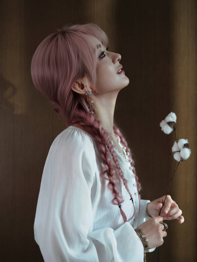 赵丽颖一头粉发大气又温柔 穿白色连衣裙气质拉满