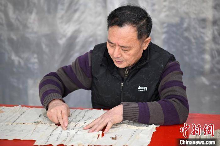 山东烟台古字画修复师：轻搓慢描间故纸新生