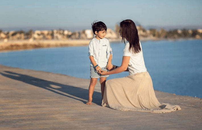 女儿中度抑郁，为不上学拿刀自残，成功复学后我才明白：每个抑郁孩子背后，都有一个生病的家庭
