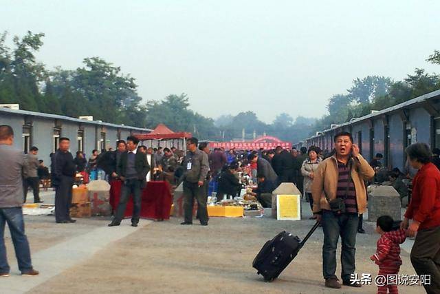 河南安阳：古玩市场人气旺