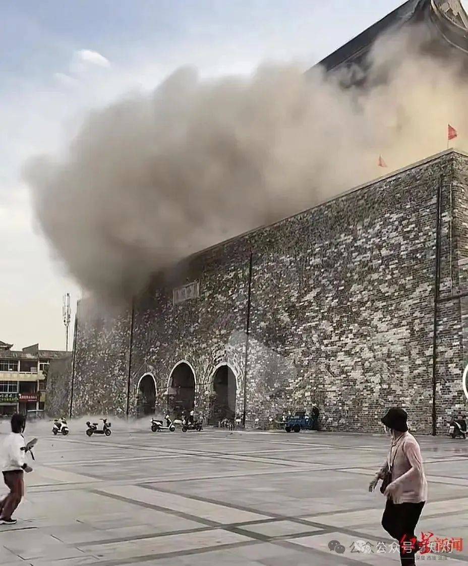 凤阳鼓楼坍塌，喂饱几个蛀虫 | 重要提醒：施工企业俩月前中标黄山某幼儿园屋顶修缮项目