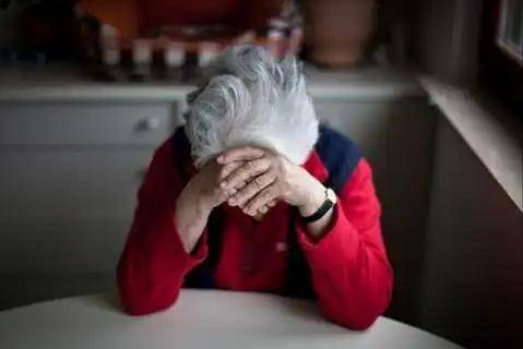 为啥现在越来越多人死于抑郁症？医生：主要是这4大原因，望悉知