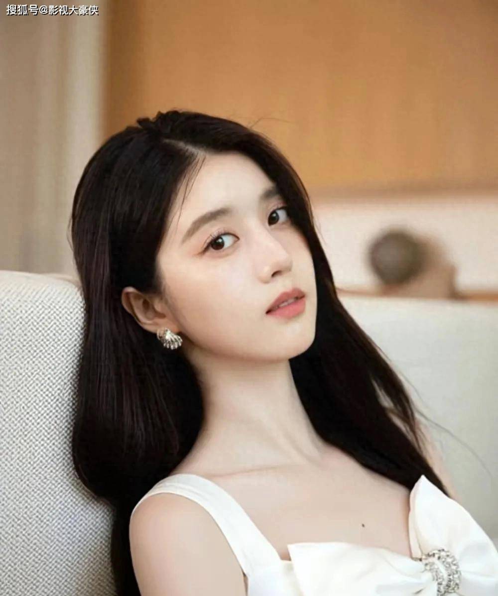 原创            李凯馨外网拜年翻车惹怒全网，千万片酬打水漂，网友：被封杀不冤