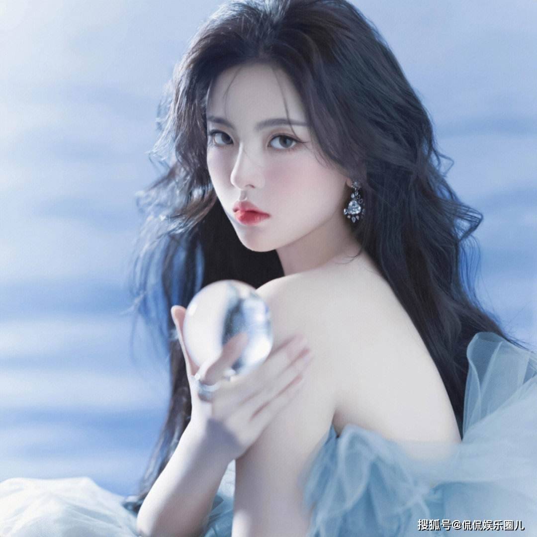 原创            25岁杨超越，真性感啊！