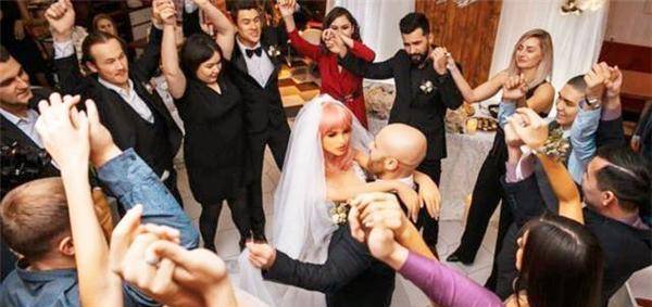 原创            男子不畏人言和“娃娃”结婚，结果“妻子”破损，自己独自过圣诞