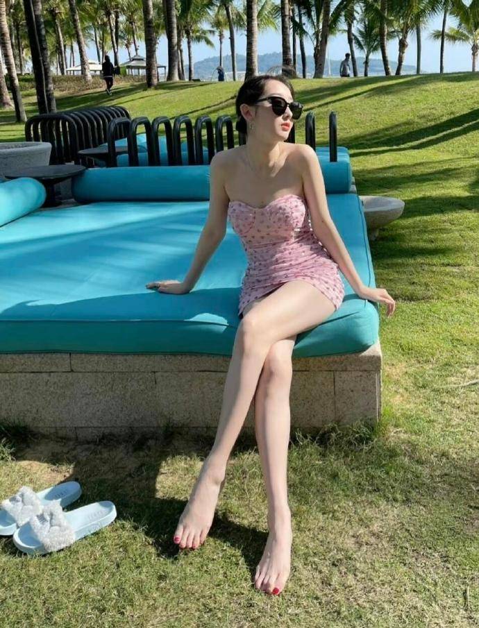 蒋梦婕身材完美，身姿摇曳氛围感十足，多元风格轻松驾驭！