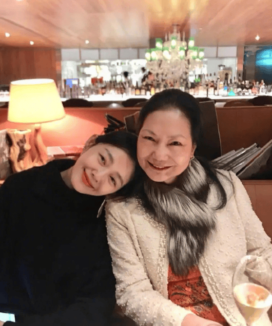 S妈回应大S孩子是否在北京上学：不清楚，正在养身体