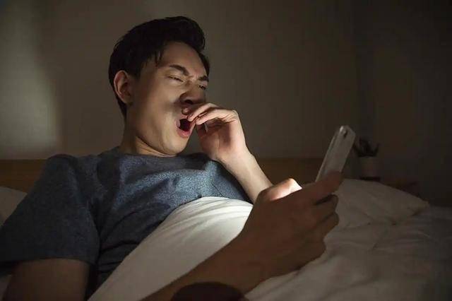 医生发现：能加重肝硬化的行为，不是熬夜，而是频繁的去做这4事