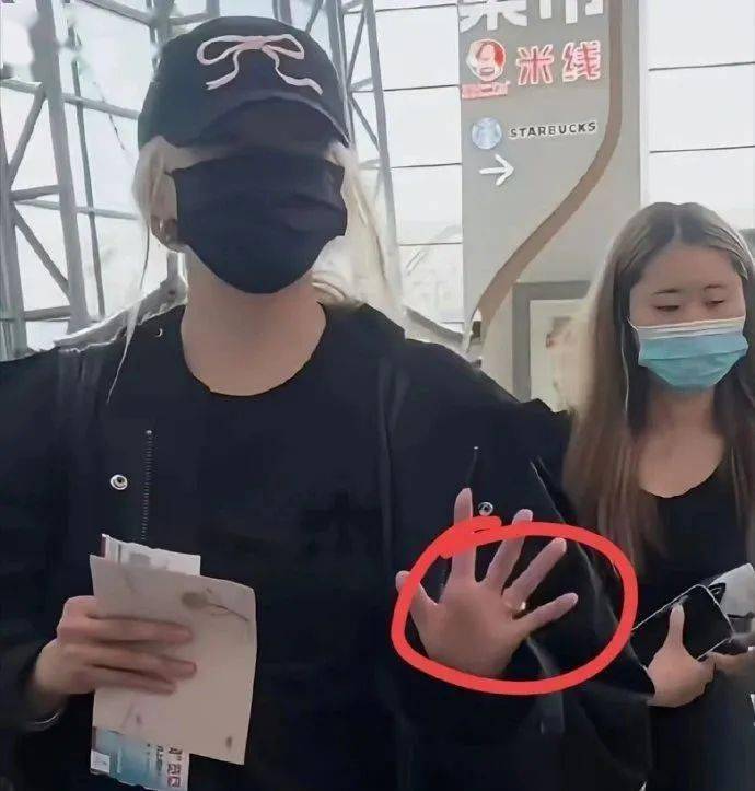 赵小刀恋情瓜？关晓彤鹿晗复合了？刘晓庆偷税被调查？95生在剧组偷吃？黄杨钿甜爆雷？