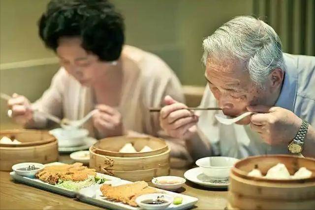 70岁大姐午饭倒地去世，医生苦劝：就算再饿，吃饭时4件事要做好