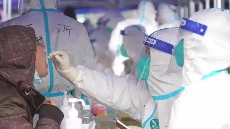 新冠再次爆发，可能不发烧！提醒：出现这5个症状，病毒或已来敲门！