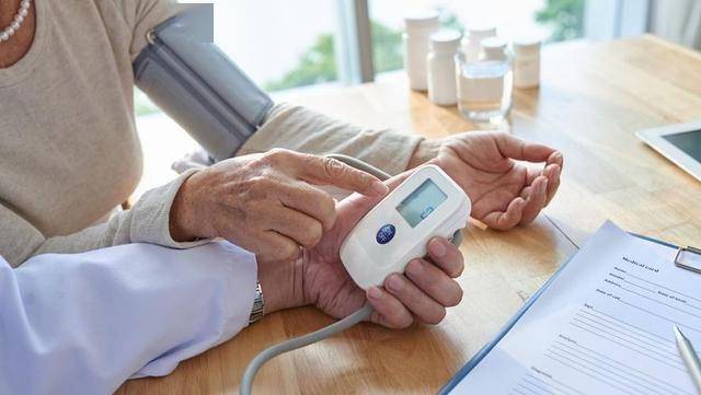 越来越多人因高血脂并发症去世！医生告诫：3件事，再懒也得坚持