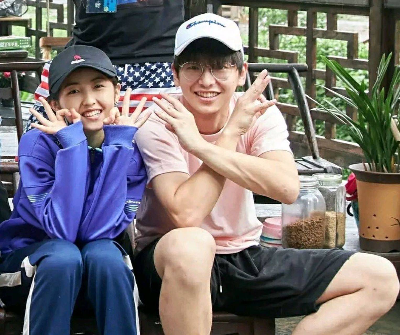 原创            何炅黄磊《向往的生活》回归,为何遭强烈抵制？,这饭还敢吃吗？