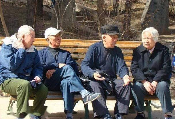 60岁到65岁脑梗易发，4大隐患成“帮凶”，赶紧避开，别耽误