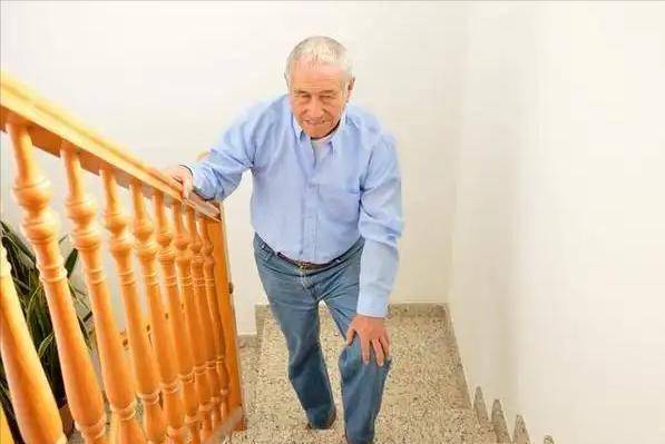 老年人腿无力、使不上劲？医生建议：补充5种营养，走起路更有劲