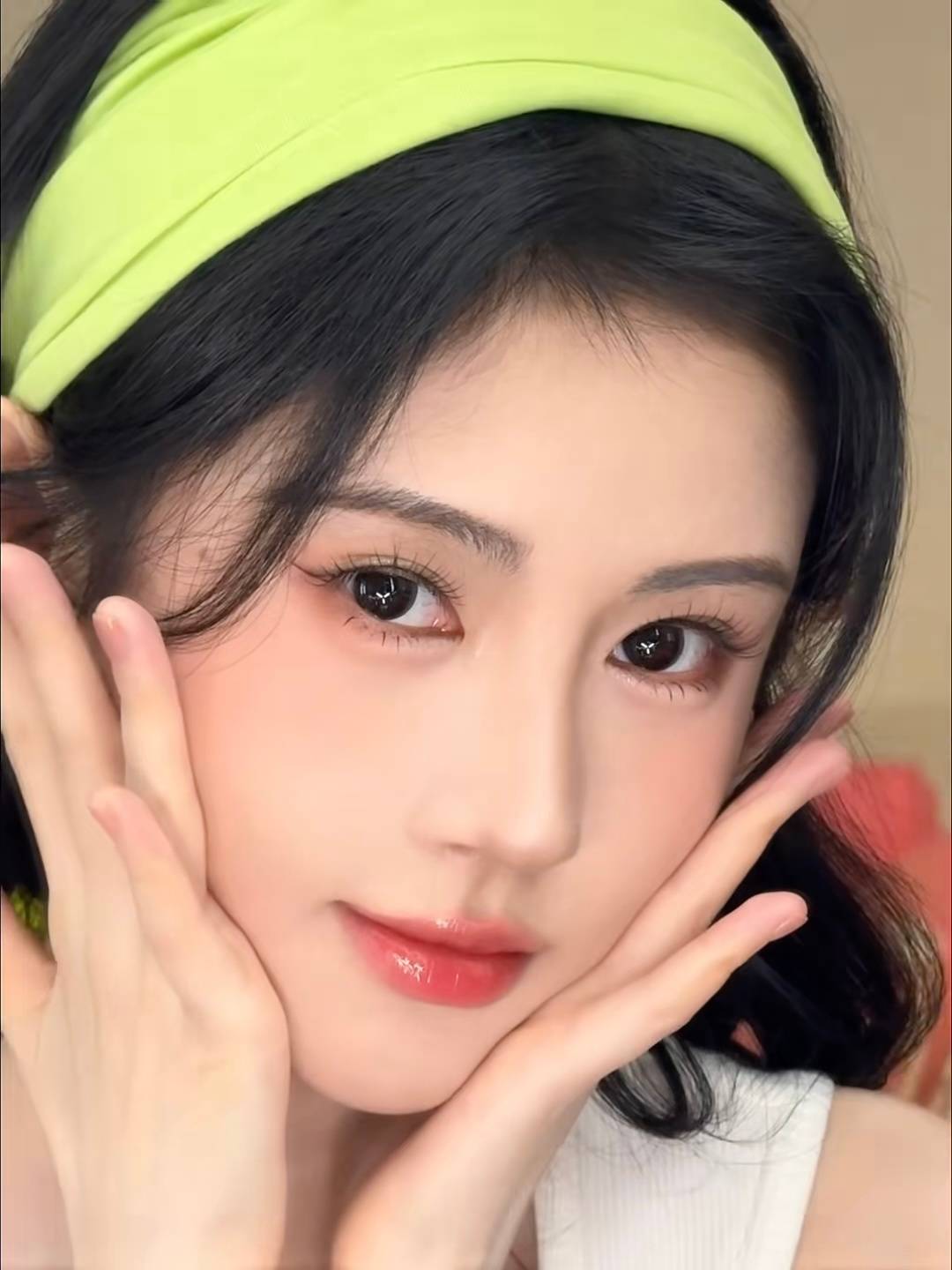 鞠婧祎穿吊带背心清新凉爽 戴荧光色发带一键入夏