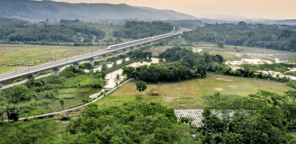 铁路以流动的线条勾勒出活力中国的蓬勃生机