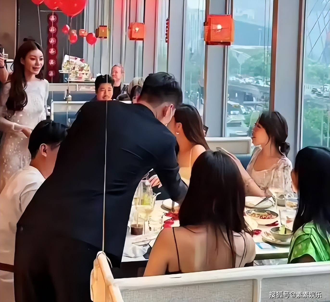 原创            汪小菲马筱梅婚礼前招待宾客：窗户上贴大喜字，餐桌撒满玫瑰花