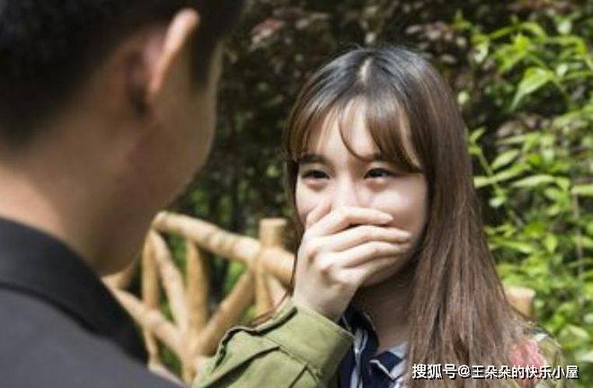 原创            男人一眼看上了你，往往不会主动说，但会用这4个“暗示”提醒你