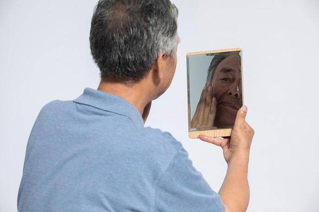 男人的“抗衰密码”！年过60能做到这4点，让你比同龄人更年轻