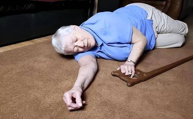 57岁大姐午饭倒地去世，医生苦劝：不管再饿，吃饭时4件事要做好