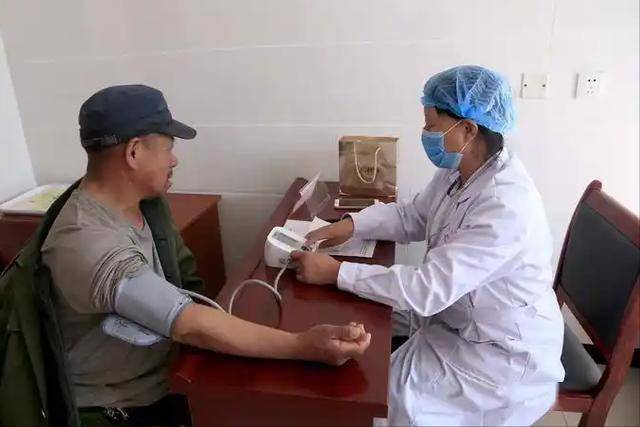 医生坦言：查出高血压，却一辈子没脑出血的人，4个习惯雷打不动
