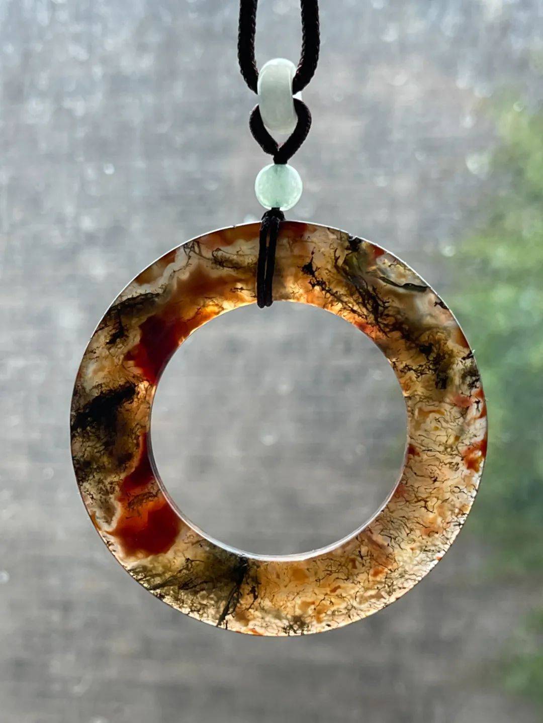 用之美—朴实材质的昇华 ▎通透玛瑙璧式圈与褐沁高古玉璧