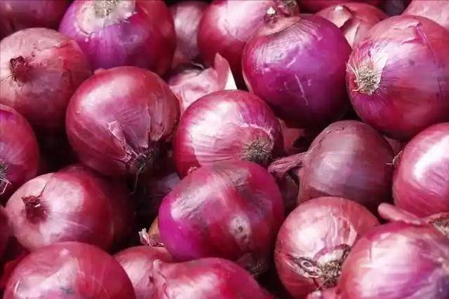 洋葱立大功？医生多次提醒：老人若是常吃洋葱，4个好处不请自来