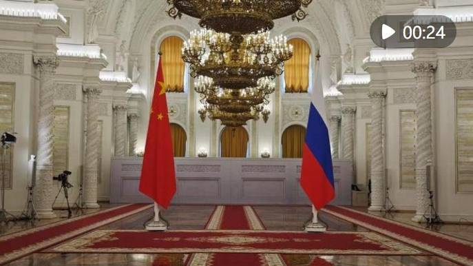 新华社快讯：国家主席习近平出席俄罗斯总统普京举行的欢迎仪式