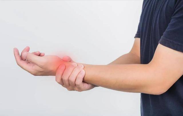 一饿就心慌手抖，只是低血糖在作祟？提醒：还可能是这5种疾病！