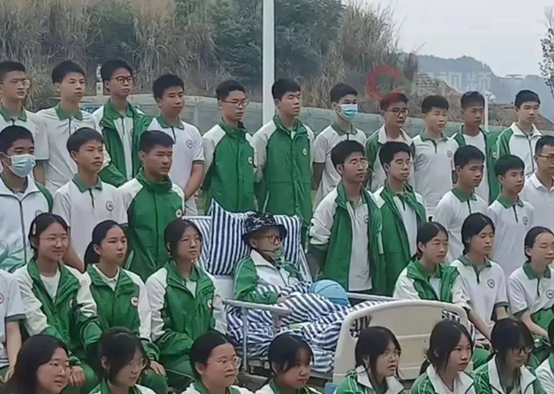 躺病床上拍毕业照男孩病情详情披露，得知离世消息后全体师生悲痛，老师发声