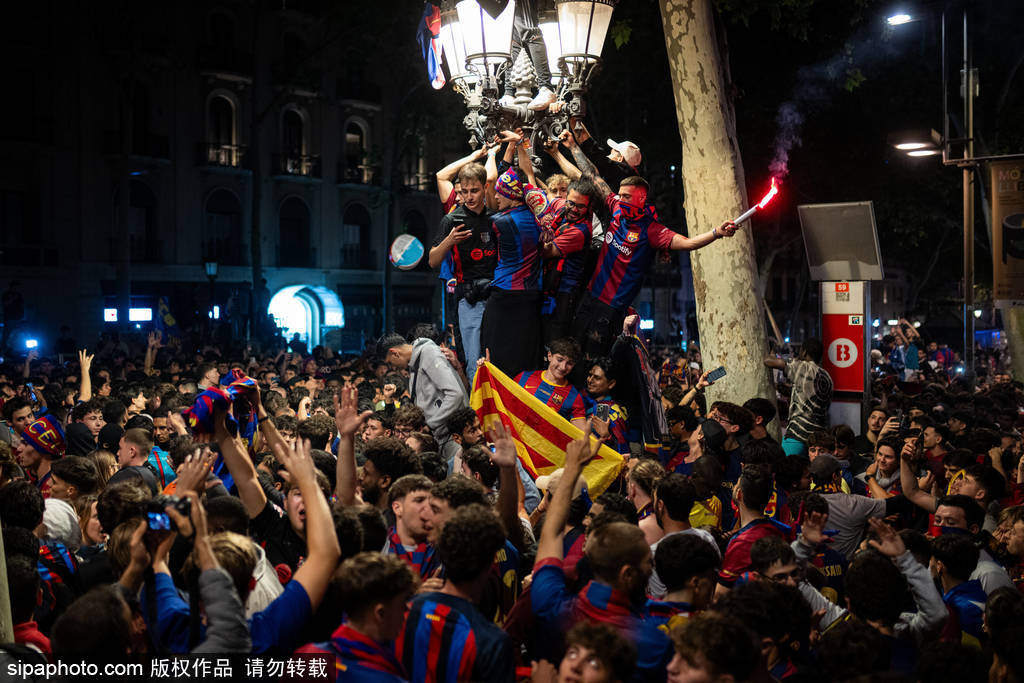 巴萨第28冠夜最大惊喜！拉玛西亚瑰宝卡萨多空降，与万千球迷狂欢，弗里克都看在眼里！