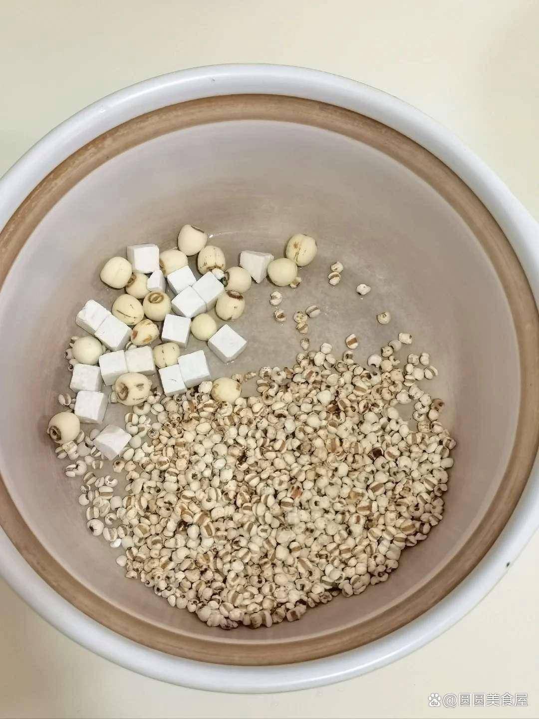 三伏天祛湿神器！茯苓薏米粥的正确熬制方法！