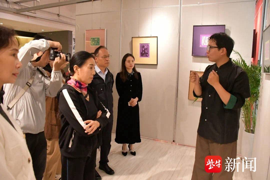 徐州剪纸新星刘冠玉“翦裁灵蛇 云龙纳楅” 白蛇剪纸艺术展开幕