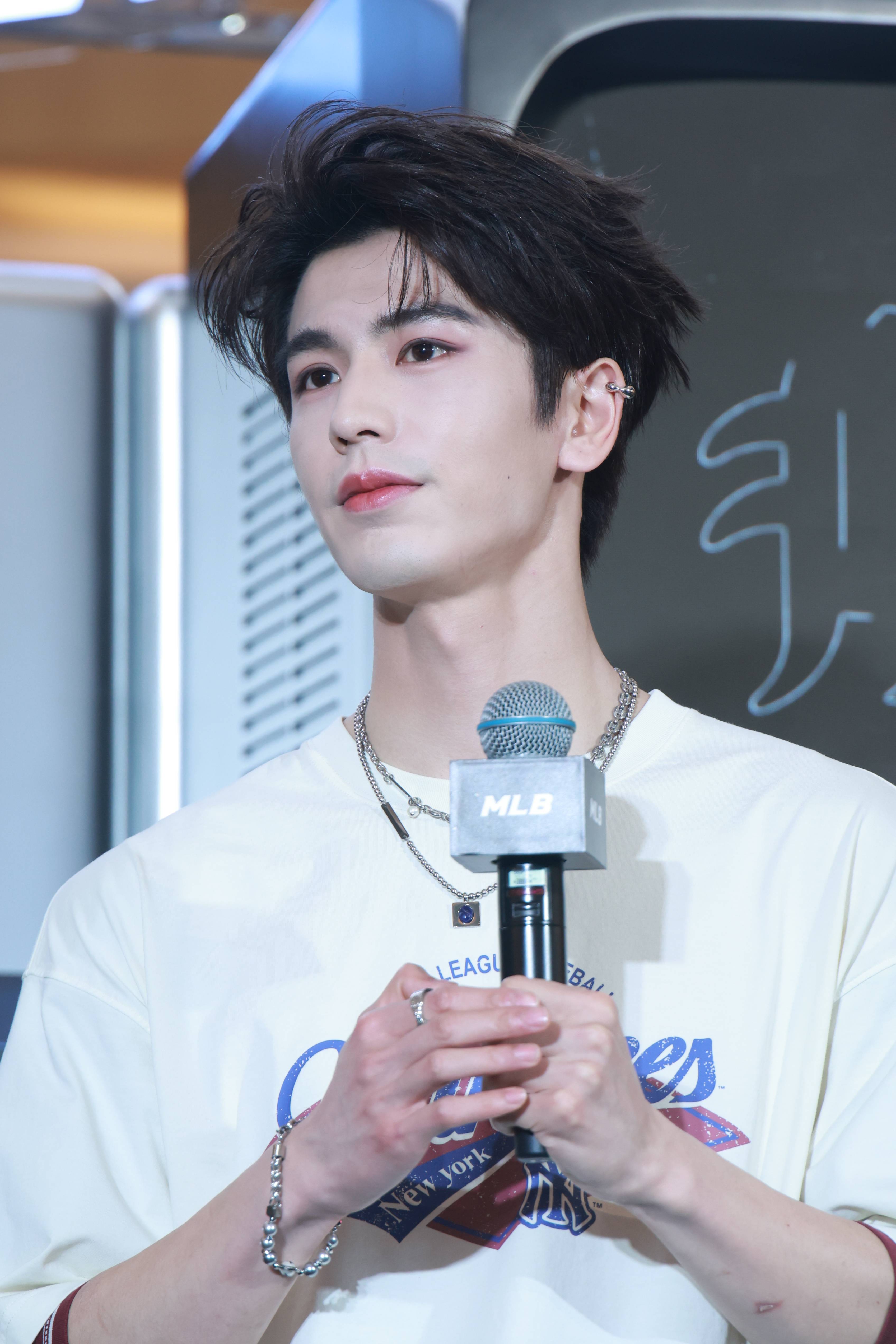 张凌赫白T配牛仔裤阳光帅气 透露6月将进组拍新戏