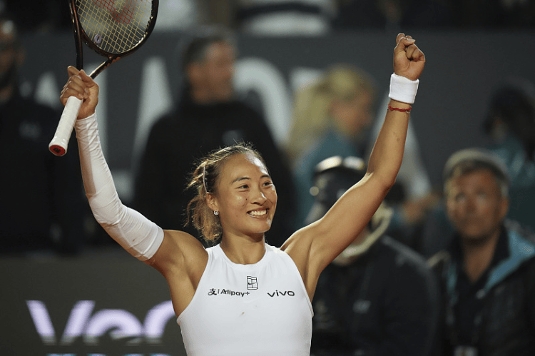 7次交锋首胜萨巴伦卡 郑钦文晋级WTA1000罗马站四强