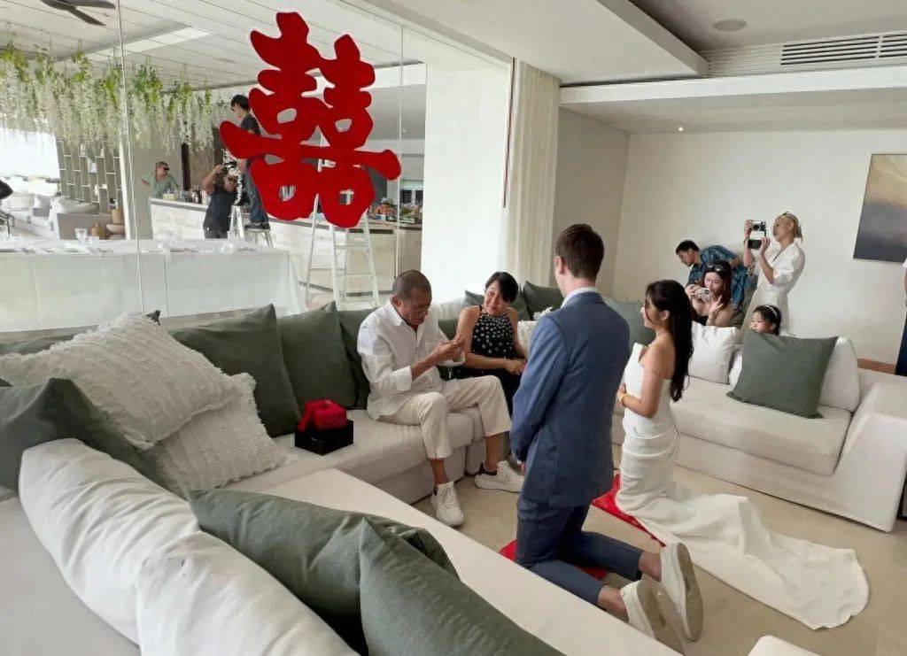 67岁梁家辉再当外公！双胞胎小女儿晒照宣布儿子出生