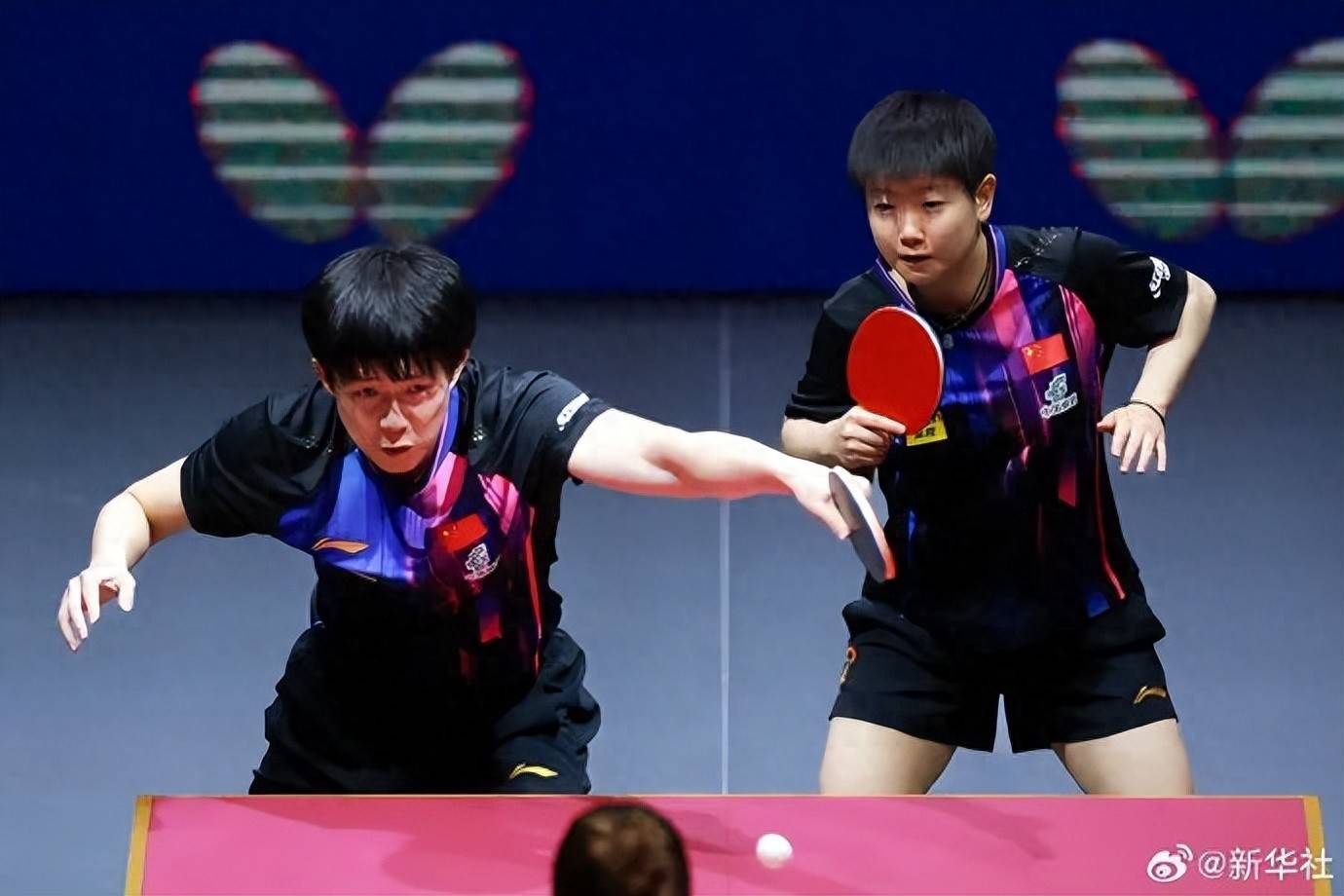热搜爆了！王楚钦、孙颖莎晋级！王楚钦回应换球拍：不知道为什么每次都是我遇到这种事情