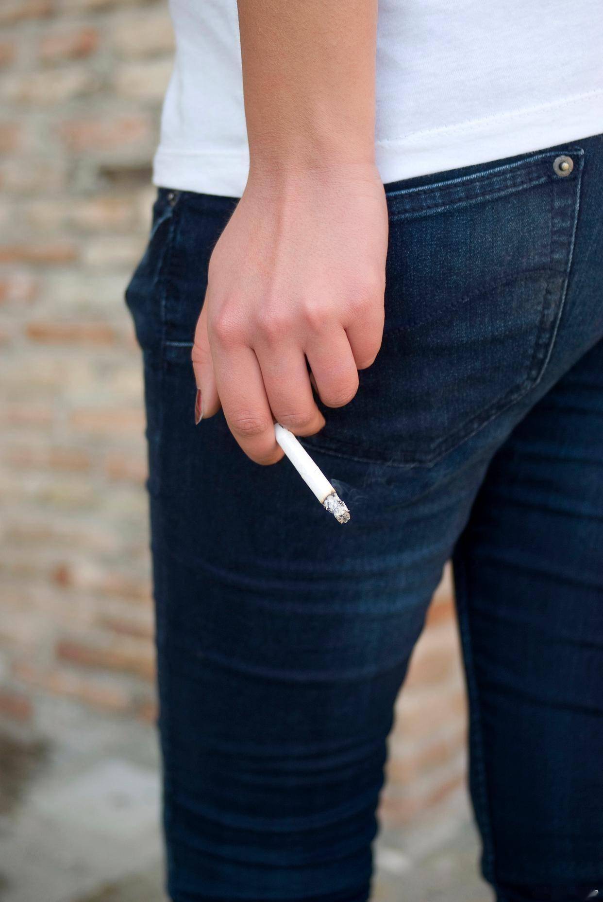 14岁孩子抽烟，父母别慌！三招拆解心理防线，比吼叫管用百倍