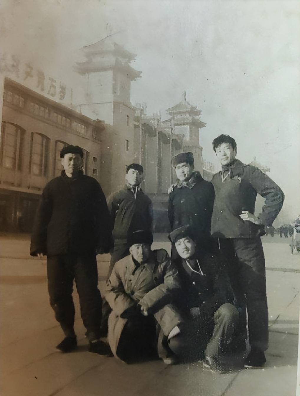 原创            七十年代老照片：那时的年轻人活力满满，洋溢着青春的热情